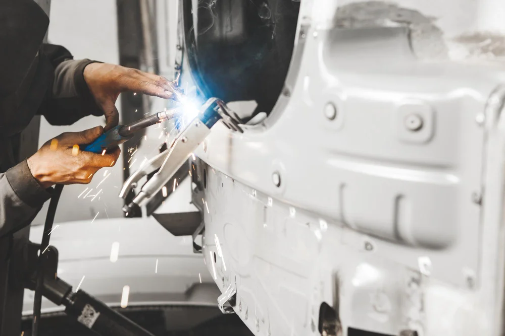 Welding semi truck fifth wheel mount