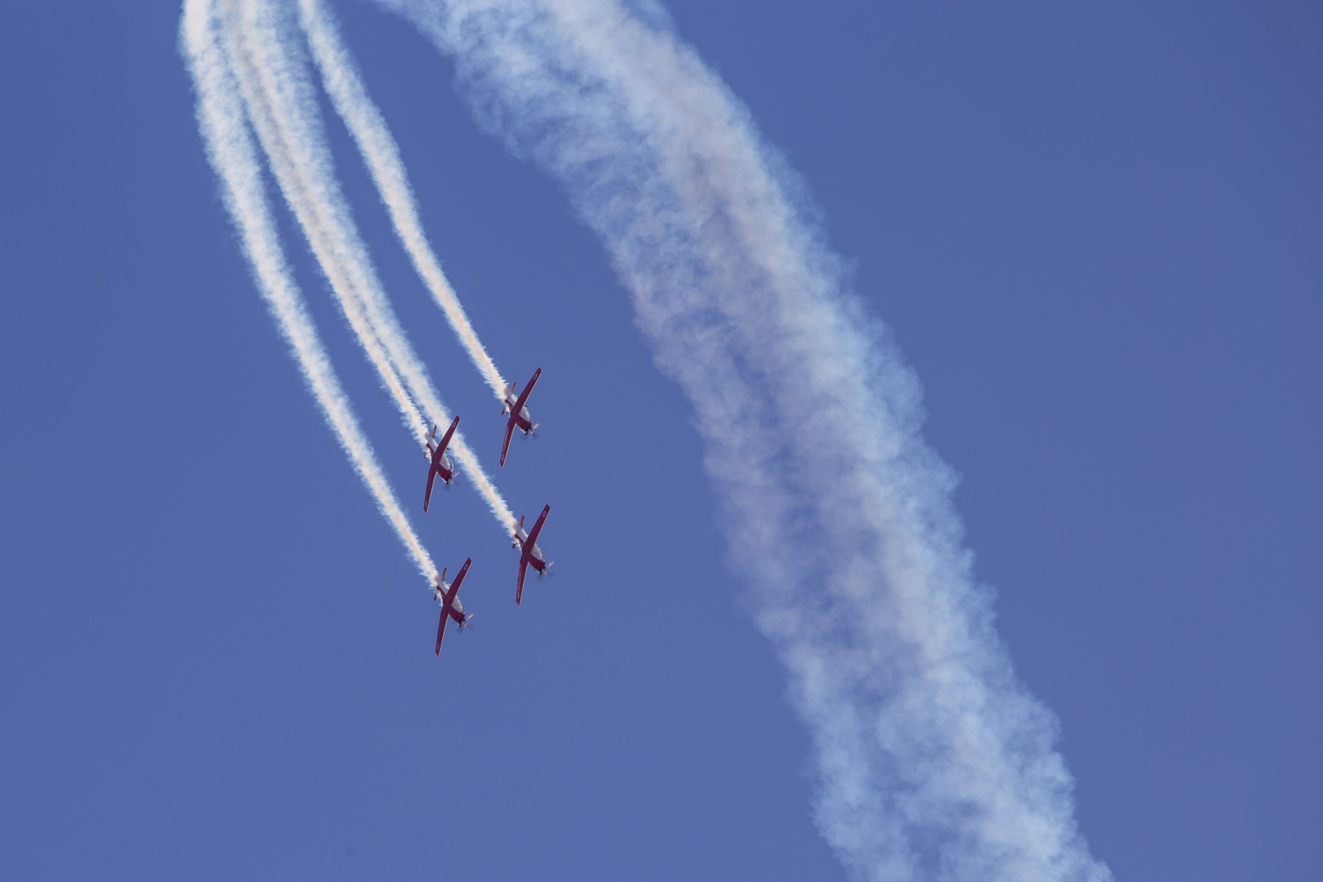 Four aircrafts leave synchronized smoke trails as they perform a coordinated aerobatic display. Graduation Ceremony of the IAF Flight Course